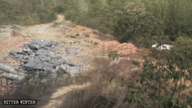 A temple in Chen’gou village of Qiaolou town was razed to the ground.