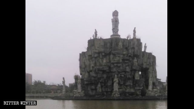 Guanyin statues on Guanyin Island before the island was surrounded