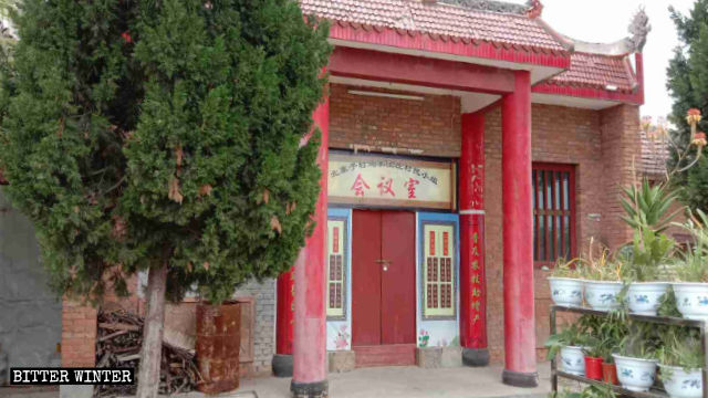 Statues at Guan Di Temple in Beizhaizi Village have been covered